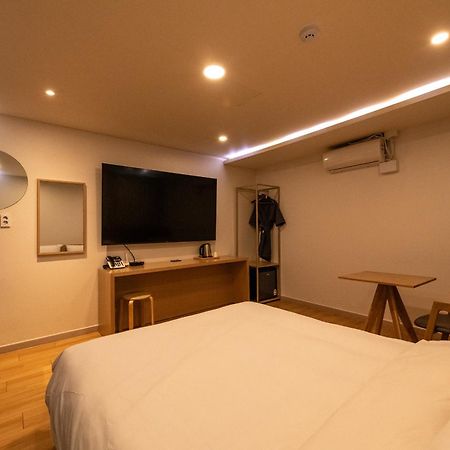 H Avenue Chuncheon Hotel Bagian luar foto