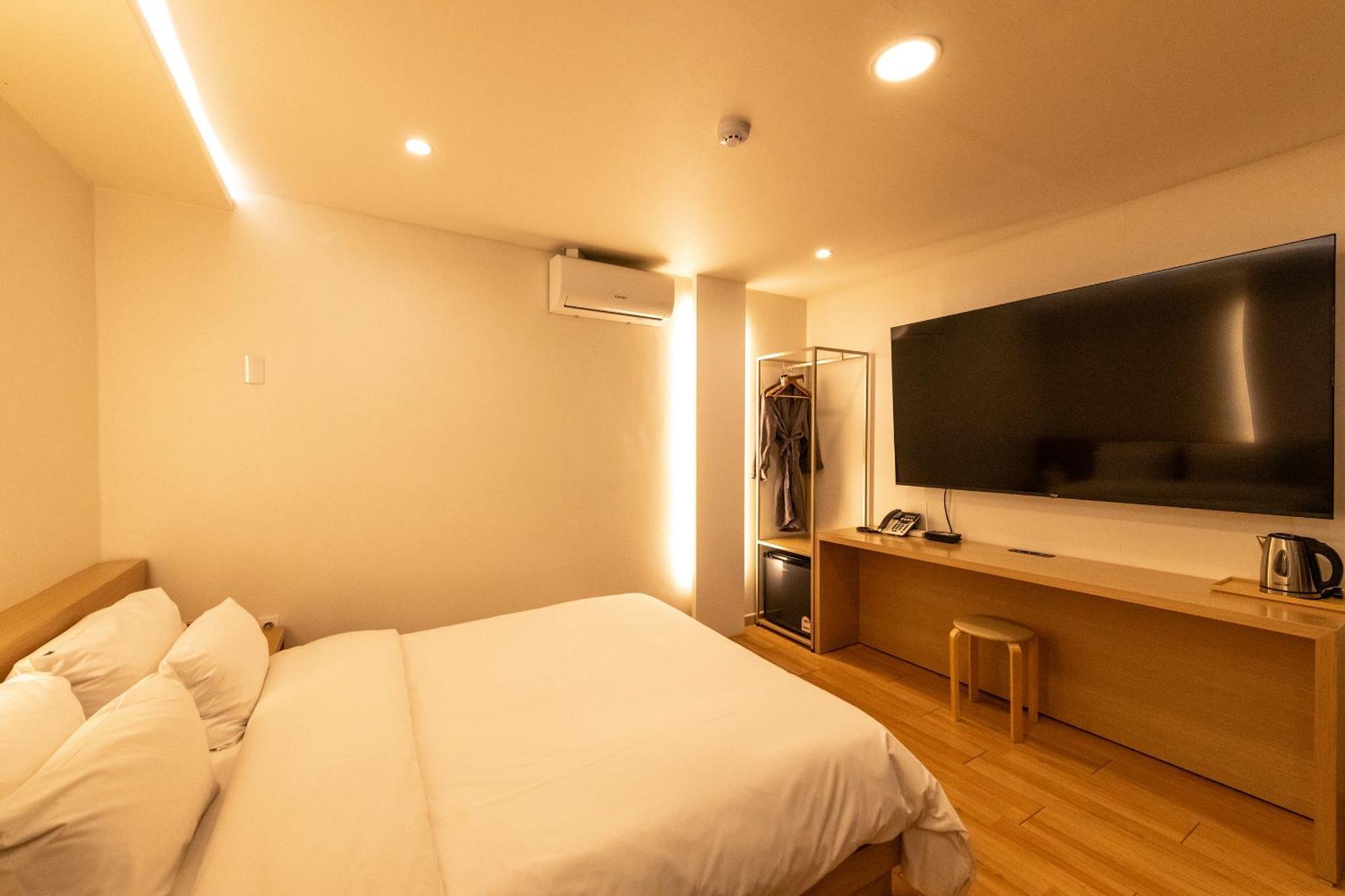 H Avenue Chuncheon Hotel Bagian luar foto