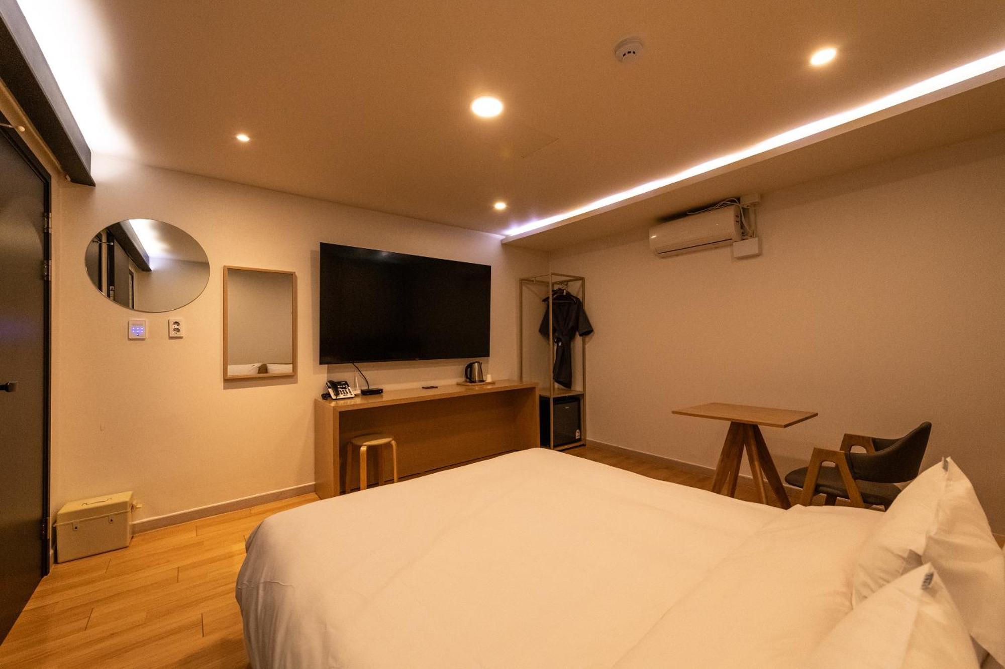 H Avenue Chuncheon Hotel Bagian luar foto
