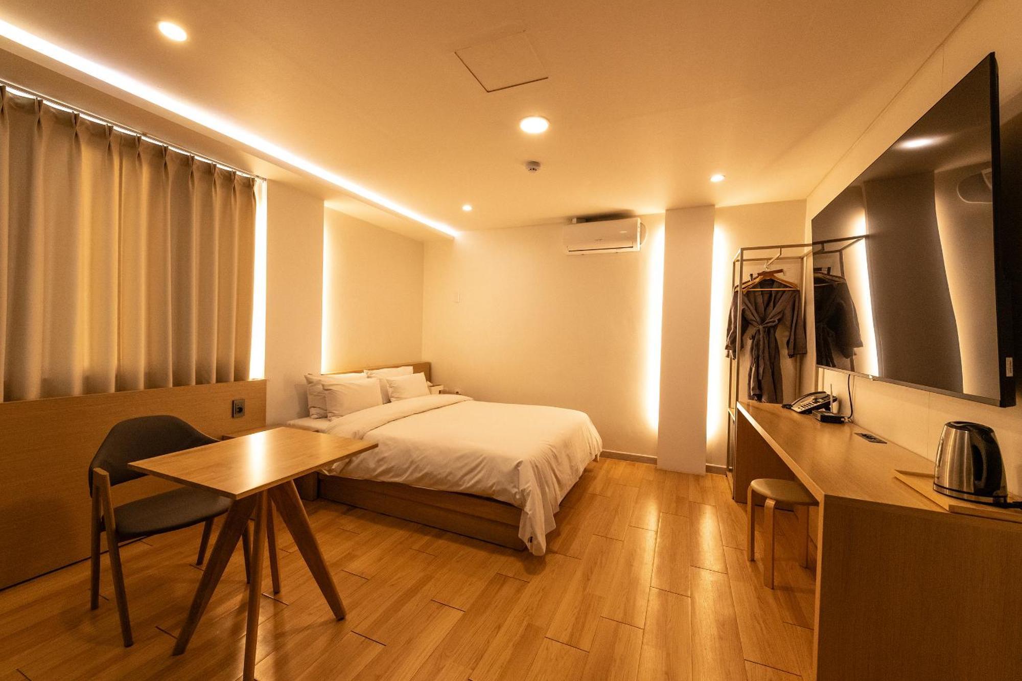 H Avenue Chuncheon Hotel Bagian luar foto