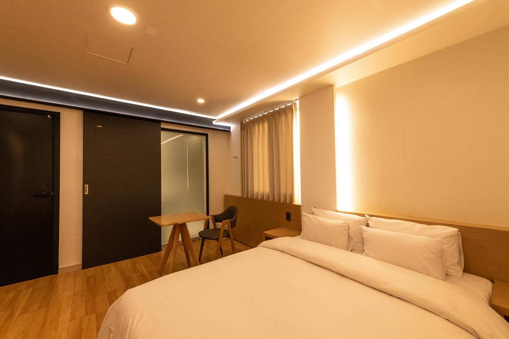 H Avenue Chuncheon Hotel Bagian luar foto
