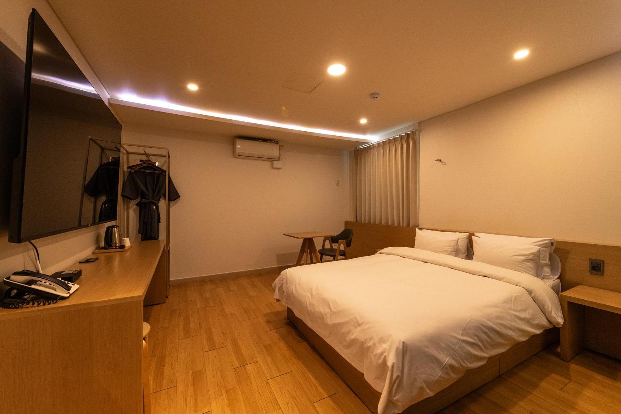 H Avenue Chuncheon Hotel Bagian luar foto