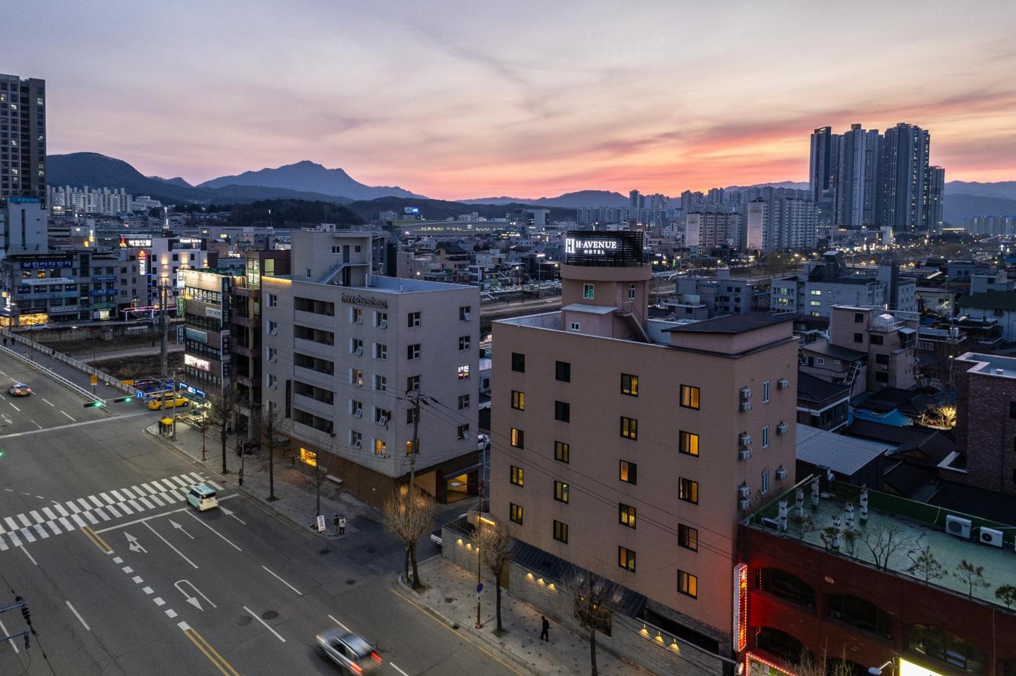 H Avenue Chuncheon Hotel Bagian luar foto