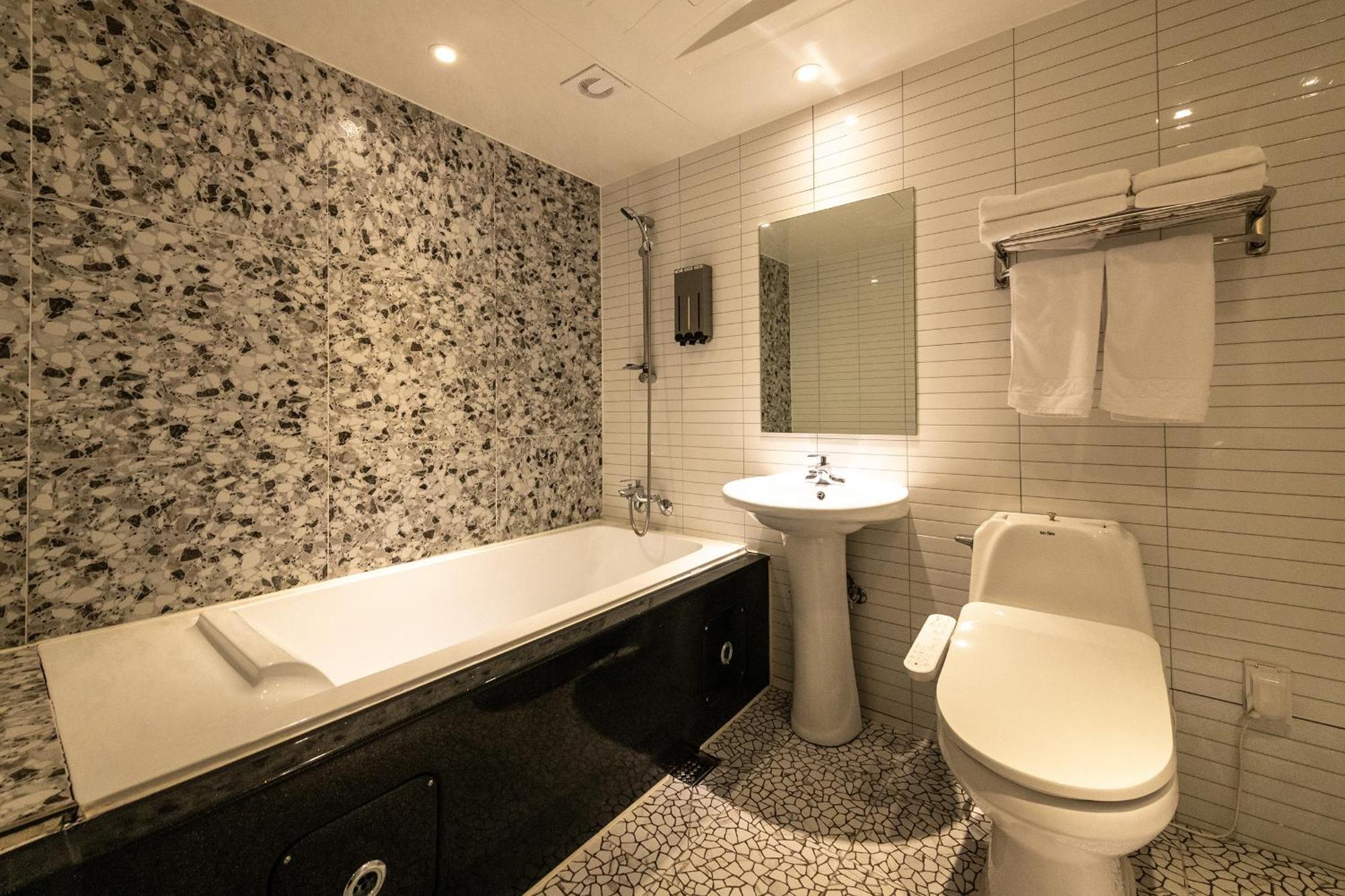 H Avenue Chuncheon Hotel Bagian luar foto