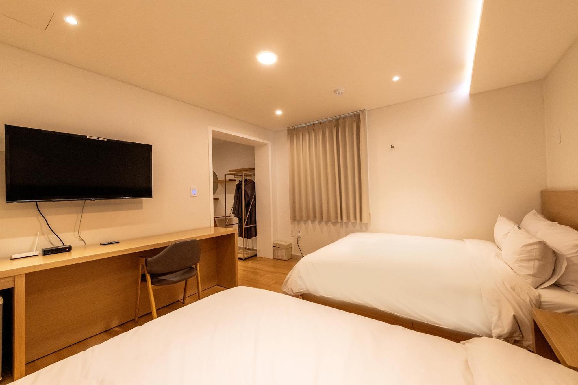 H Avenue Chuncheon Hotel Bagian luar foto