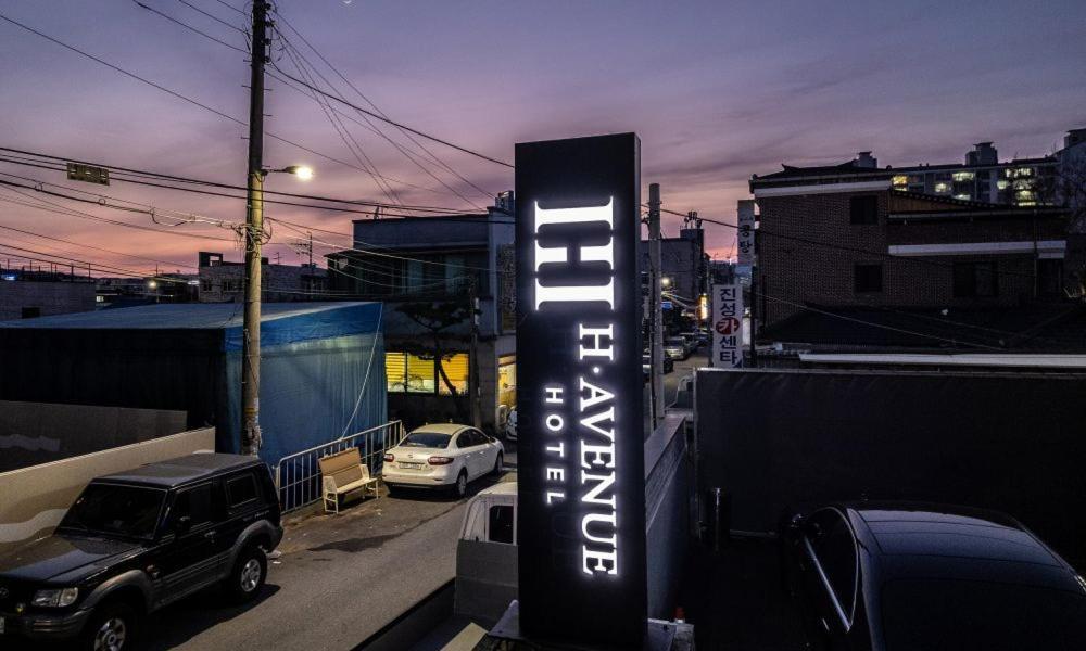 H Avenue Chuncheon Hotel Bagian luar foto