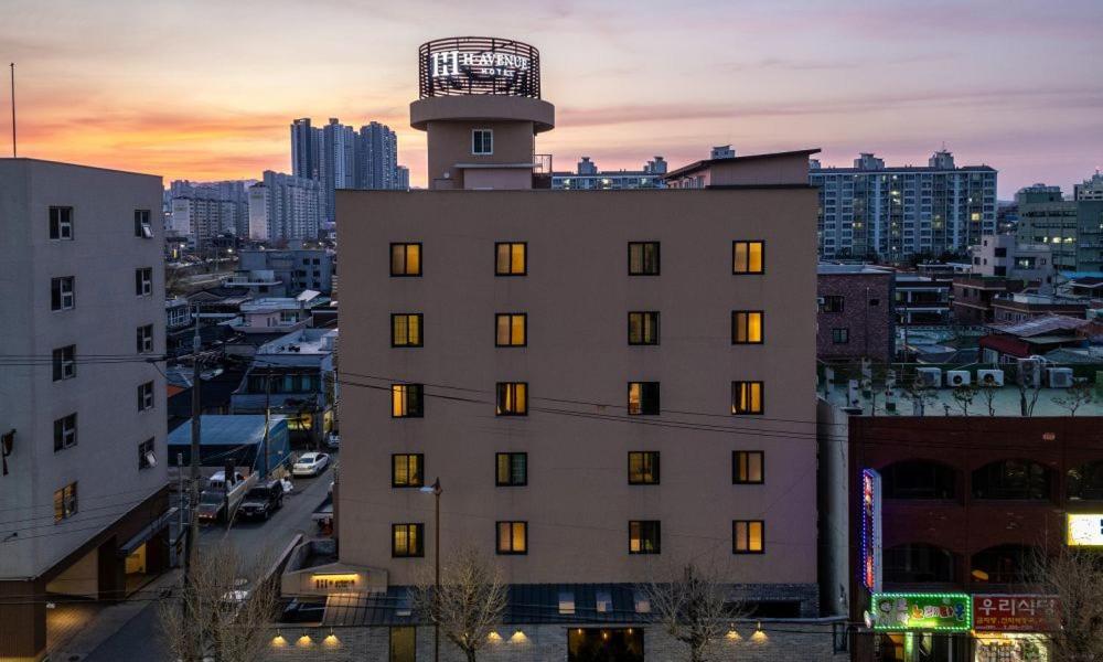 H Avenue Chuncheon Hotel Bagian luar foto